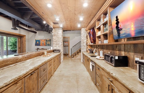 Mineral Bluff Cabina | Walk out to the Toccoa- Luxury Riverfront. Hot tub