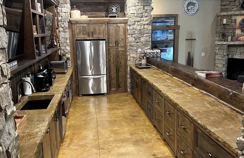 Mineral Bluff Cabina | Walk out to the Toccoa- Luxury Riverfront. Hot tub