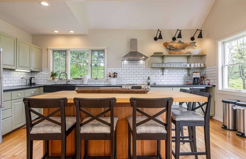 Cape Elizabeth Otro | Walk the beach or watch the tides from "Boatyard". 6 bedrooms, AC, waterfront!