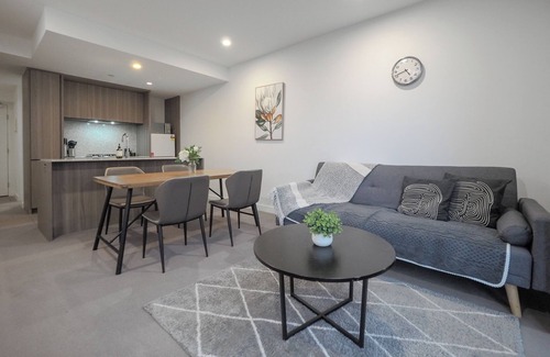 Carlton South Apartamento | Walk through the art-filled lobby, and you'll find a full range of resident amenities, with pools and gym, neighbour to the world-renowned Royal Melbourne Institute of Technology (RMIT).