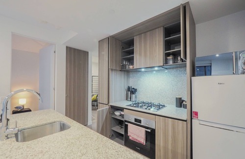 Carlton South Apartamento | Walk through the art-filled lobby, and you'll find a full range of resident amenities, with pools and gym, neighbour to the world-renowned Royal Melbourne Institute of Technology (RMIT).