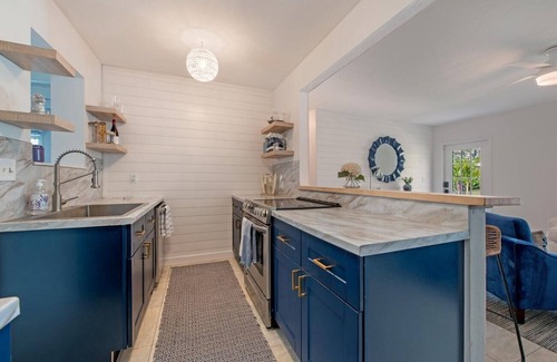 Lake Park Casa | Walk to 5th Ave and beach! New Renovation, perfect vacation house with lanai