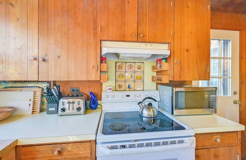 Beach Hampton Cabaña | Walk to Amagansett Beach: Cottage w/ Deck!