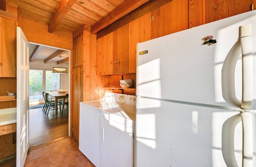Beach Hampton Cabaña | Walk to Amagansett Beach: Cottage w/ Deck!