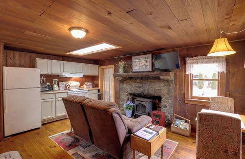 Hot Springs Apartamento | Walk to Appalachian Trail: Hot Springs Getaway!