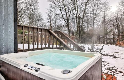 Pocono Lake Casa | Walk to Arrowhead Lake Cabin with Private Hot Tub!