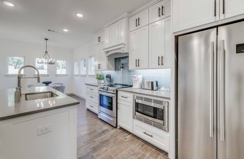 Central Arlington Casa | Walk to AT&T Stadium & Globe Life. Perfect Backyard for dining & entertaining