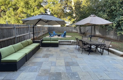 Central Arlington Casa | Walk to AT&T Stadium & Globe Life. Perfect Backyard for dining & entertaining