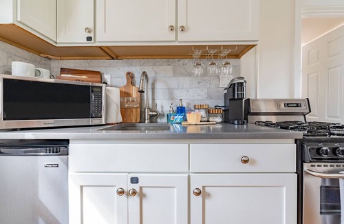 West Woodland Cabaña | Walk to Award-winning Restaurants Cute Cottage