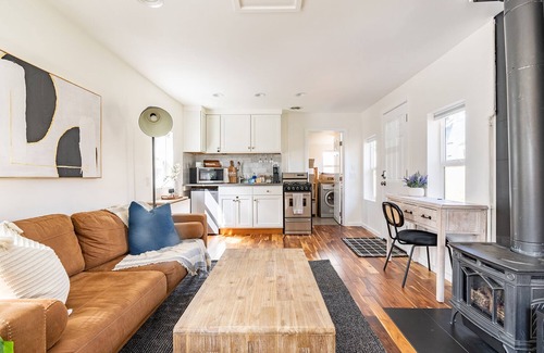 West Woodland Cabaña | Walk to Award-winning Restaurants Cute Cottage