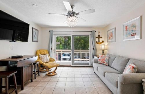 North Forest Beach Apartamento | Walk to Bars and Shops Resort Condo in Hilton Head!