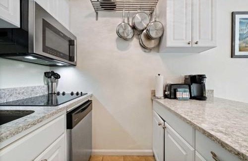 North Forest Beach Apartamento | Walk to Bars and Shops Resort Condo in Hilton Head!