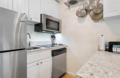 North Forest Beach Apartamento | Walk to Bars and Shops Resort Condo in Hilton Head!