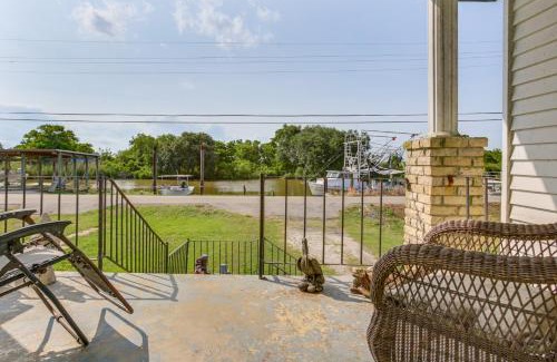 Delacroix Apartamento | Walk to Bayou Home with Patio in Delacroix!