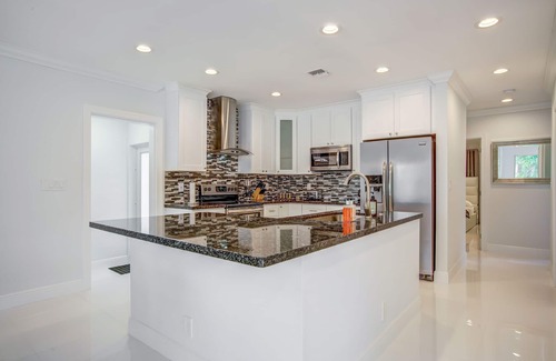 Dolphin Isles Casa | ¡CAMINATA A LA PLAYA! 3BR Ultra Modern Home!