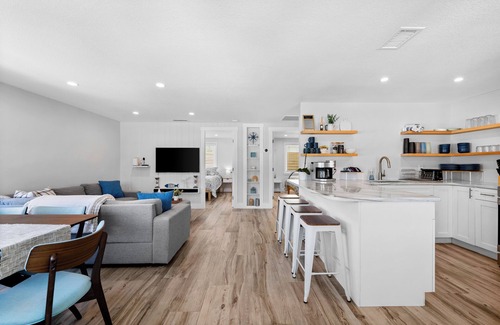 Laurel Casa | Walk to Beach. Beautifully Renovated 3BR, 2BA Home w/Outdoor Shower & Grille