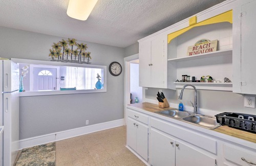 Galveston Apartamento | Walk to Beach: Breezy Galveston Apt w/ Deck!