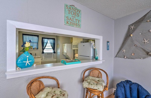 Galveston Apartamento | Walk to Beach: Breezy Galveston Apt w/ Deck!