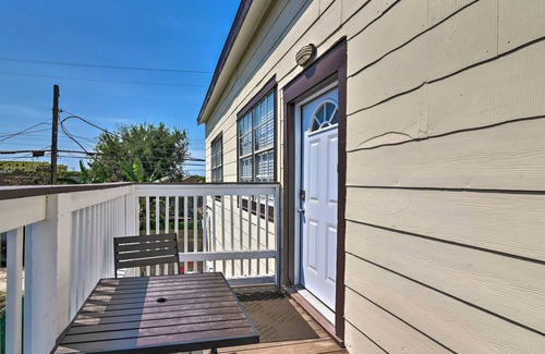 Galveston Apartamento | Walk to Beach: Breezy Galveston Apt w/ Deck!