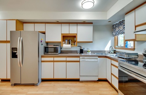 Calvert Beach-Long Beach Casa | Walk to Beach: Charming Maryland Home w/ Yard!