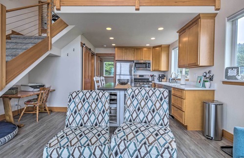 Yachats Casa | Chic Beachfront Abode w/ Balcony & Beach Access!