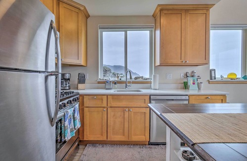 Yachats Casa | Chic Beachfront Abode w/ Balcony & Beach Access!