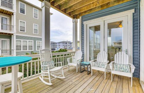 Wilmington Beach Apartamento | Walk to Beach Coastal Carolina Home with Decks!