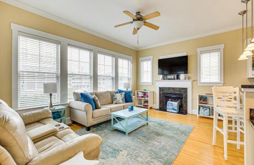 Wilmington Beach Apartamento | Walk to Beach Coastal Carolina Home with Decks!