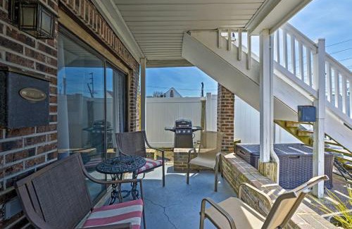 Brigantine Apartamento | Walk to Beach Coastal Brigantine Condo with Patio!