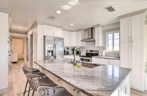 Indian Shores Apartamento | Walk to Beach Condo with Deck in Indian Shores