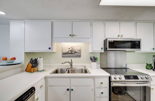 Emerald Isle Condominio | Walk to Beach: Emerald Isle Condo w/ Ocean View!