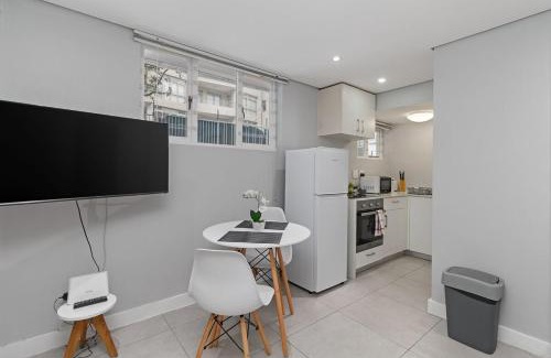 Lakeside Apartamento | Walk to Beach, Fast WiFi, Discounted, Nightlife