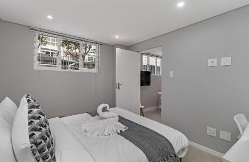 Lakeside Apartamento | Walk to Beach, Fast WiFi, Discounted, Nightlife