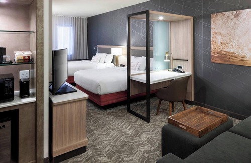 Clearwater Beach Hotel | Walk to Beach! Four Great Units! Complimentary Buffet Breakfast, Pool