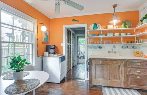 San Jacinto Cabaña | Walk to Beach: Galveston Home w/ Hot Tub