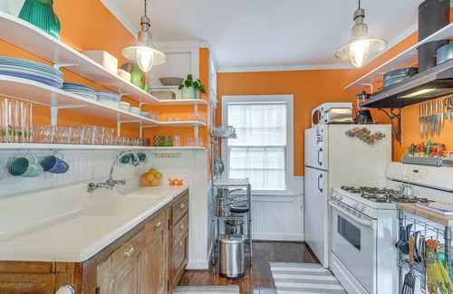 San Jacinto Cabaña | Walk to Beach: Galveston Home w/ Hot Tub