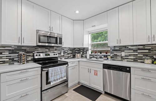 Bel Air Casa | Walk to Beach | Heated Pool | Sleeps 10