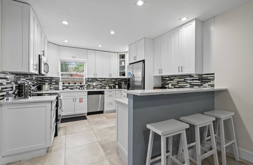 Bel Air Casa | Walk to Beach | Heated Pool | Golf Cart | Sleeps 10 | Accessible