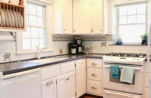 Hyannis Port Casa | Walk To Beach, Hyannisport Three Bedroom!