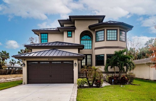 Connors Casa | Walk to Beach! Luxury Custom Home w/ Pool & Spa - 2 Kings
