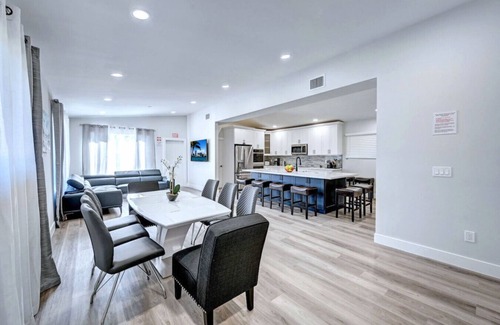 Hollywood Lakes Villa | Walk to Beach Luxury 4BR/4BA Villa Hollywood Lakes