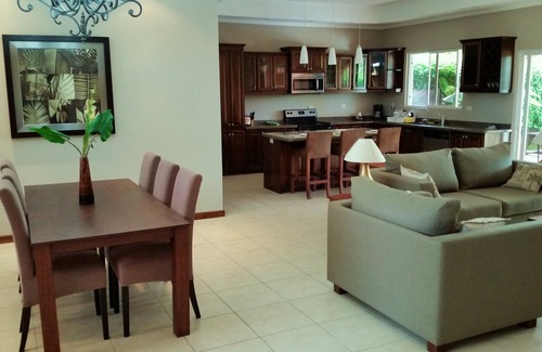 Bejuco Casa | Camine hasta la playa o disfrute de la piscina privada en esta nueva casa de 2500 pies cuadrados con 3 habitaciones y 3 baños