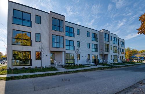 Traverse City Apartamento | Walk to Beach Penthouse Condo in Traverse City!