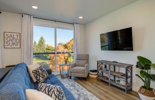 Traverse City Apartamento | Walk to Beach Penthouse Condo in Traverse City!