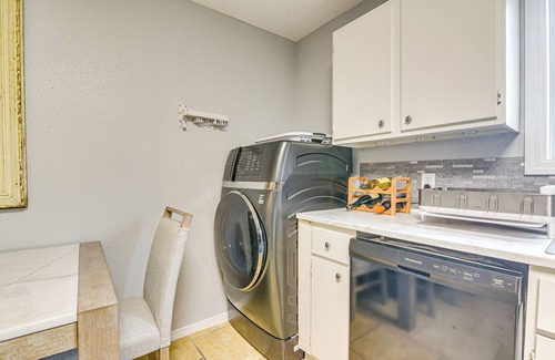San Jacinto Condominio | Walk to Beach & Pleasure Pier: Galveston Getaway