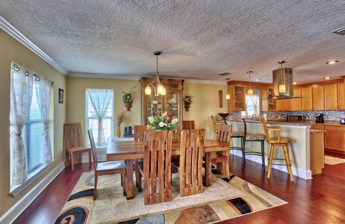 Gulfport Casa | ☀️Walk to Beach🐬Private Deck🌴Comfort Cove🌊Walking Distance to Restaurants