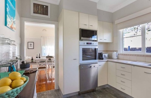 Dromana Casa | Walk to beach/shops Games room, linen Wifi. Pet friendly
