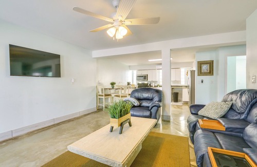 Mid Island Condominio | Walk to Beach: Family Retreat in Fort Myers Beach!