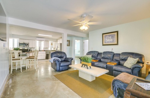 Mid Island Condominio | Walk to Beach: Family Retreat in Fort Myers Beach!