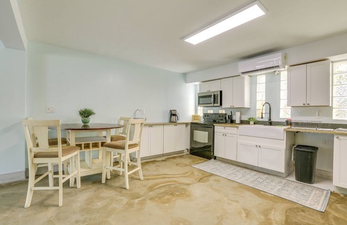 Mid Island Condominio | Walk to Beach: Family Retreat in Fort Myers Beach!